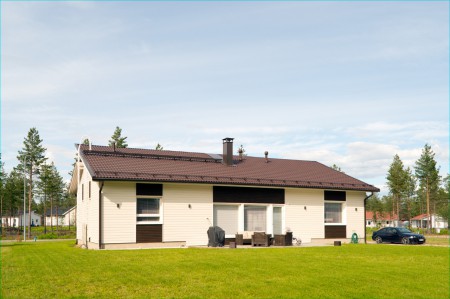 Sama talo takapihalta